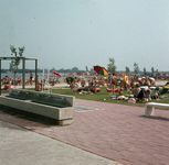 821882 Afbeelding van recreanten op de speelweide bij het strandbad van de Maarsseveense Plassen te Maarsseveen.